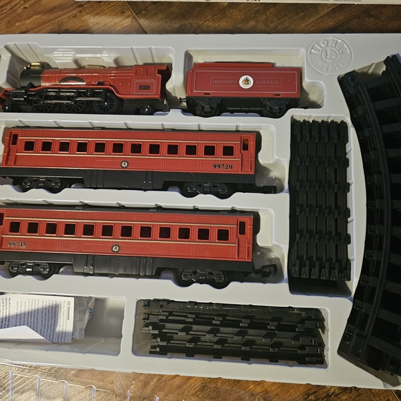 Wizarding World Hogwarts Express Train Set - Red - Picture 2 of 4
